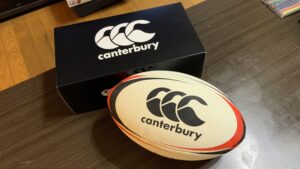 新しいボールが欲しいというのでゲット。 ずっと弄ってます（笑）｜Canterbury RUGBY BALL(SIZE4)