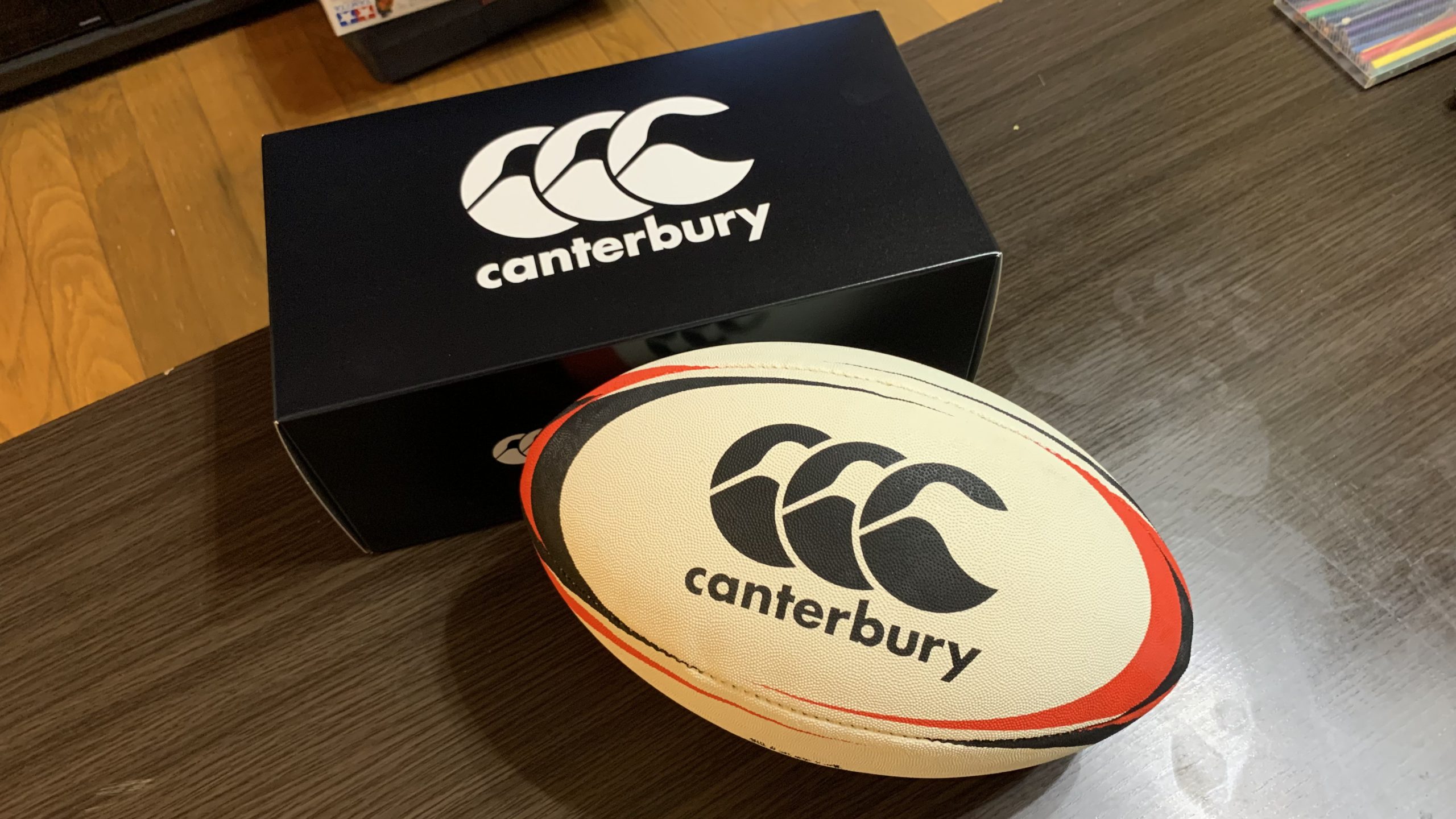 新しいボールが欲しいというのでゲット。 ずっと弄ってます（笑）｜Canterbury RUGBY BALL(SIZE4)